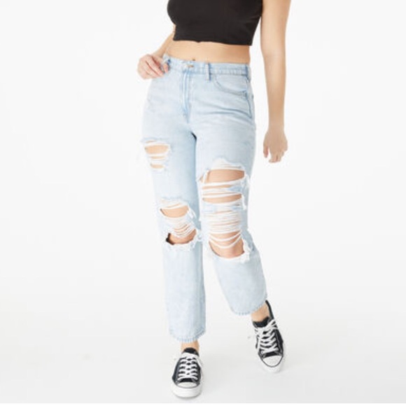 Light Wash Mom Jeans - Picture 8 of 11